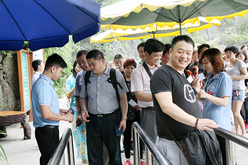 Du khách quốc tế đến tham quan Động Thiên Cung - Đầu Gỗ trên Vịnh Hạ Long.