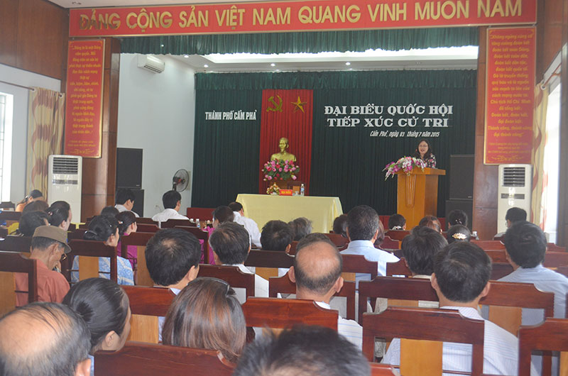 Chú thích ảnh: ĐBQH Ngô Thị Minh đã thông báo với cử tri TP Cẩm Phả.