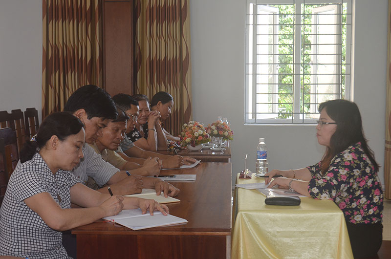 Đại biểu Quốc hội Ngô Thị Minh tiếp thu và giải đáp các thắc mắc của cử tri TP Cẩm Phả.