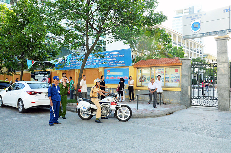 Lực lượng công an đảm bảo an ninh trật tự tại Điểm thi THPT Văn Lang (TP Hạ Long).