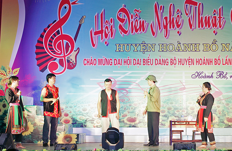 Tiểu phẩm “Cây cầu lòng dân” tại hội diễn nghệ thuật quần chúng huyện Hoành Bồ năm 2015. Ảnh: Nguyễn Dân (Đài Hoành Bồ)