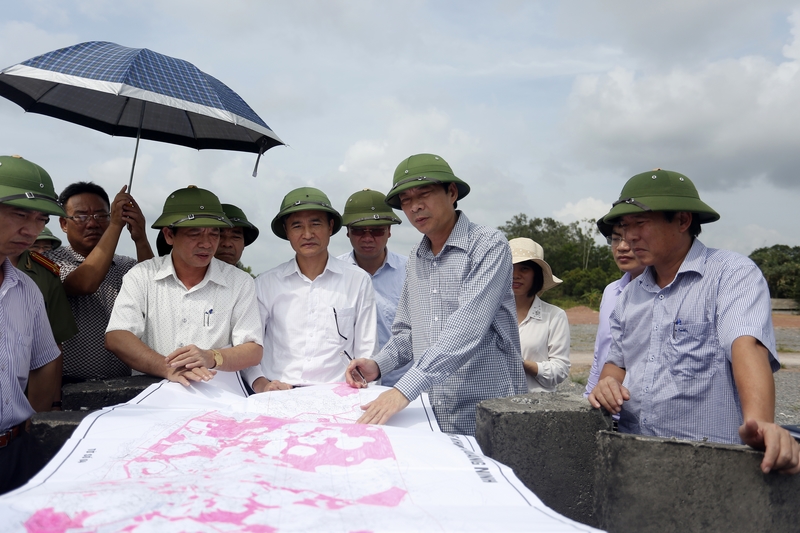 Đồng chí Nguyễn Văn Đọc, Bí thư Tỉnh uỷ, Chủ tịch HĐND tỉnh kiểm tra tiến độ thực hiện dự án Sân bay Vân Đồn.