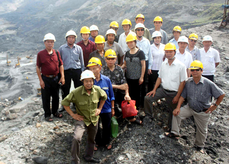 Các thành viên Câu lạc bộ đi thực tế sáng tác tại khai trường mỏ.