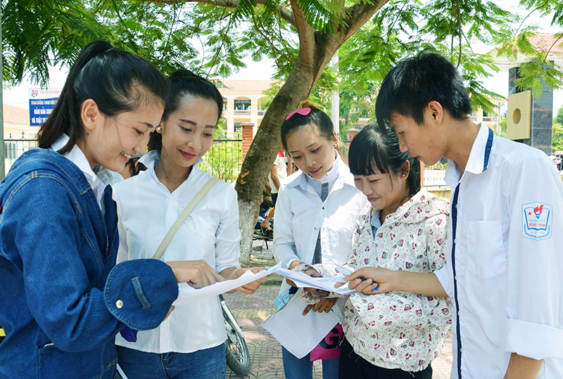 Thí sinh Điểm thi THPT Đông Thành (TX Quảng Yên) trao đổi bài sau khi thi.