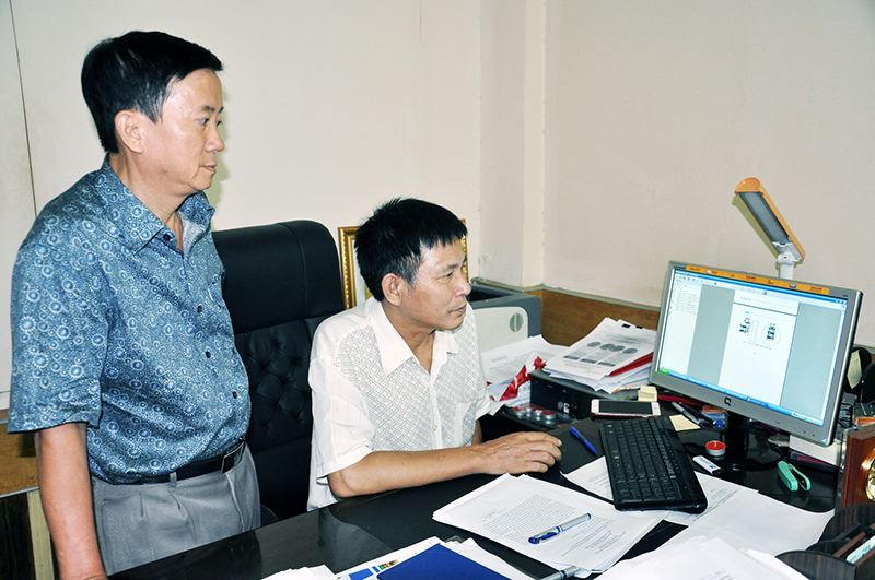 Các tác giả đề án Bùi Lai An (phải), Trần Đăng Hoà, kiểm tra tín hiệu đường truyền viba trên vùng biển đảo của tỉnh.