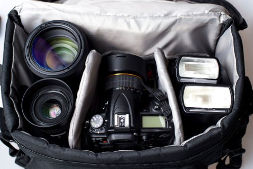 Chuẩn bị đầy đủ thiết bị chụp ảnh  Nên kiểm tra thật kỹ hành lý trước khi lên đường vì việc mua thêm pin, ống kính hoặc thẻ nhớ trong chuyến đi không hề dễ dàng. Bạn nên soạn đồ vào những chiếc túi gọn nhẹ để bảo vệ thiết bị chụp ảnh.