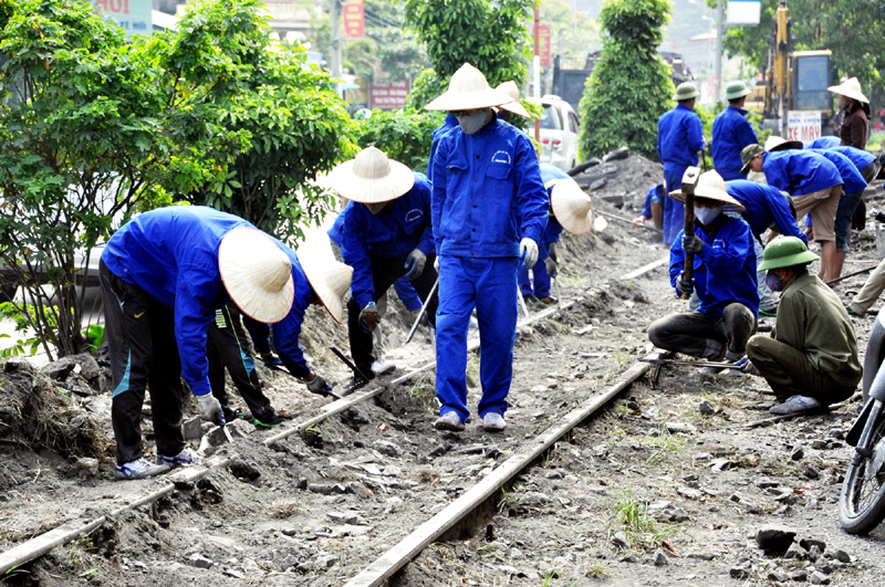 Công nhân Công ty Môi trường mỏ-TKV thực hiện tháo dỡ đường sắt đoạn qua phường Cẩm Thạch ngày 7/7/5015