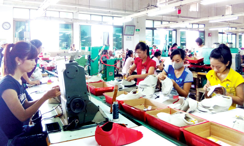 Gia công giày da ở Công ty TNHH giày gia Sao Vàng (Uông Bí). Ảnh: Việt Hoa