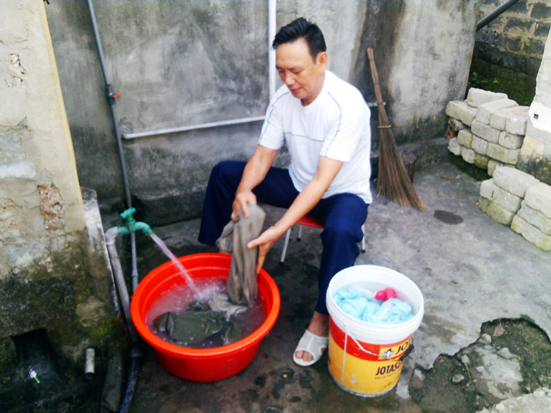 Nhiều hộ dân đã được dùng nước sạch đảm bảo vệ sinh. Trong ảnh: Ông Trần Văn Trực, thôn Đồng Chanh sử dụng nước máy từ công trình cấp nước sinh hoạt Na Uy tài trợ.