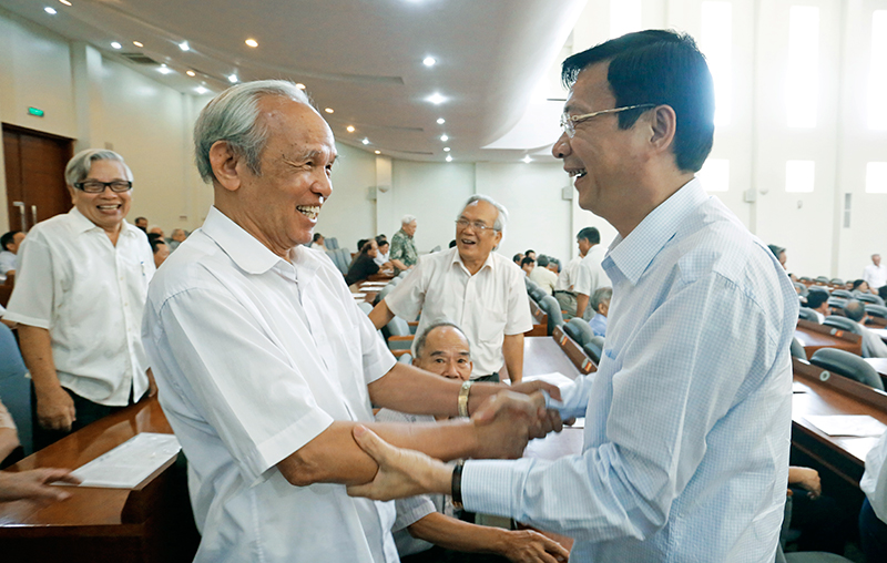 Đồng chí Nguyễn Văn Đọc, Bí thư Tỉnh uỷ, Chủ tịch HĐND tỉnh trò chuyện với cán bộ của tỉnh đã nghỉ hưu.