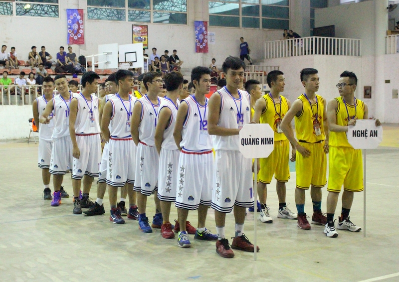 Đội bóng rổ nam không chuyên Quảng Ninh (áo trắng) tham dự giải.