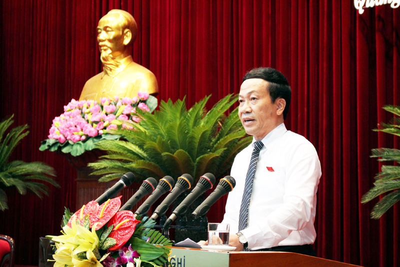Đồng chí Nguyễn Văn Thành, Phó Chủ tịch UBND tỉnh đọc báo cáo tình hình kinh tế- xã hội 6 tháng của tỉnh.
