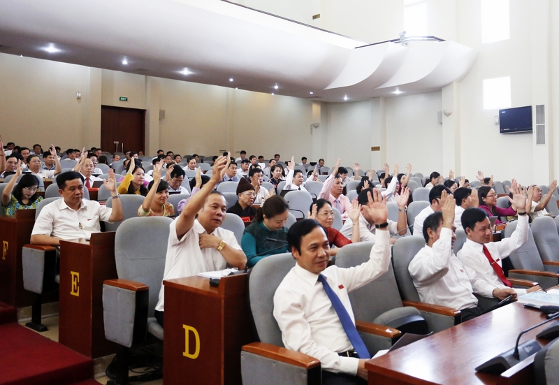 Các đại biểu biểu quyết biểu quyết miễn nhiệm chức vụ Ủy viên UBND tỉnh Quảng Ninh khóa XII, nhiệm kỳ 2011-2016 đối với đồng chí Vũ Chí Thực, nguyên Giám đốc Công an tỉnh. 