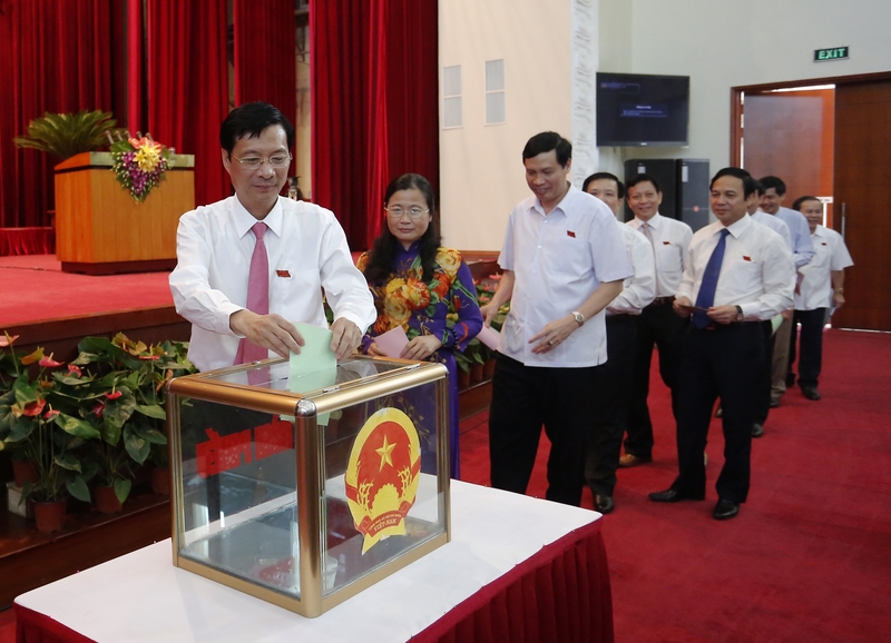 Các đại biểu HĐND tỉnh cũng tiến hành bầu bổ sung Ủy viên UBND tỉnh Quảng Ninh khóa XII và Phó Trưởng Ban Kinh tế - Ngân sách HĐND tỉnh khóa XII nhiệm kỳ 2011-2016