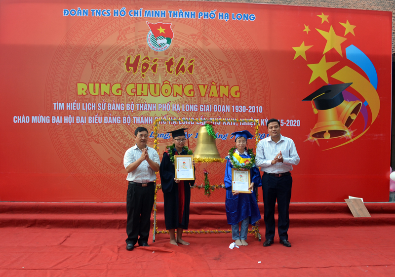 BTC trao giải nhất cho 2 thí sinh xuất sắc nhất.