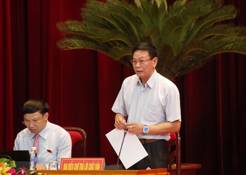 Đồng chí Nguyễn Mạnh Cường, giám đốc sở Tài nguyên và môi trường, trả lời chất vẫn cử tri tại kỳ họp.