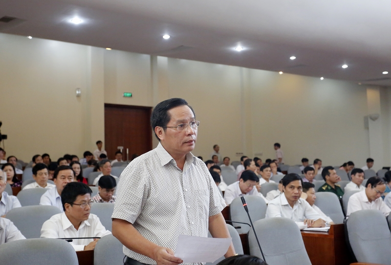Đồng chí Phạm Hồng Hà, chủ tịch UBND Thành phố Hạ Long, thay mặt cử tri thành phố đặt câu hỏi chất vấn về nội dung di rời nhà máy sàng tuyển Nam Cầu Trắng.