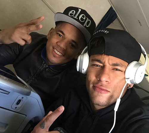 Neymar chụp ảnh và đăng lên mạng xã hội Instagram để khoe những giây phút thư giãn bên bạn bè.