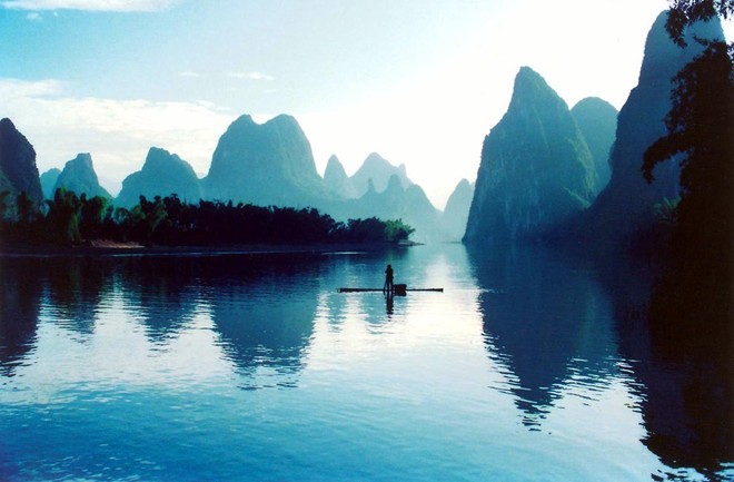 1/ Con sông Li huyền thoại: Sông Li là cội nguồn phát triển du lịch Quế Lâm. Dọc con sông này là rất nhiều danh lam thắng cảnh nổi tiếng trong và ngoài nước. Ảnh: Chinavacationindex.