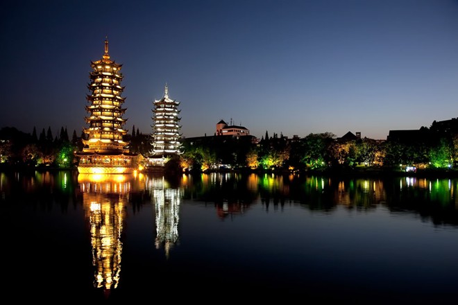 3. Hai sông, bốn hồ và Nhật Nguyệt song tháp: Nhật Nguyệt song tháp là điểm nhấn của hồ Quế nằm trong danh thắng “hai sông bốn hồ” nổi tiếng Quế Lâm. Danh thắng này bao gồm 2 sông là sông Li và sông Đào Hoa, 4 hồ là hồ Quế, hồ Dung, hồ Sam và hồ Mộc Long. Ảnh: Chinafolio.