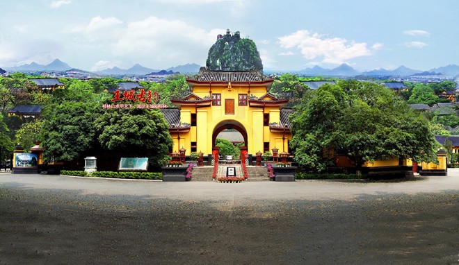 6. Tĩnh Giang Vương Thành: Tòa thành gần 650 năm tuổi này là nơi ở của 14 đời phiên vương nhà Minh khi cai trị vùng đất phong Quế Lâm. Thành được xây dựng dưới chân núi Độc Tú là ngọn núi chủ của vùng đất này, tương truyền là nơi hội tụ linh khí của đất trời, vô cùng linh thiêng. Ảnh: Zkhz.