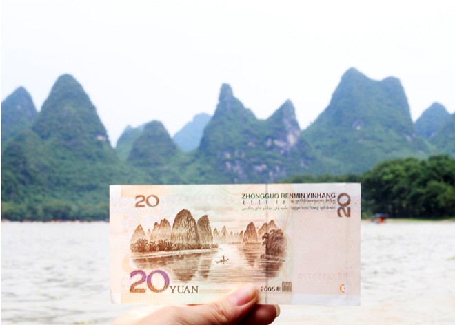 8. Cửu Mã Tọa Sơn: Cửu Mã Tọa Sơn là một vách núi đá có hình 9 con ngựa vô cùng sinh động nằm ở bờ Tây dòng sông Li, gần thị trấn Dương Sóc. Những ngọn núi này đã trở thành nguồn cảm hứng cho rất nhiều nhà thơ, nhà văn kể từ triều Đường. Cửu Mã Tọa Sơn xuất hiện trên tờ 20 tệ của Trung Quốc. Ảnh: Lynn Đỗ.