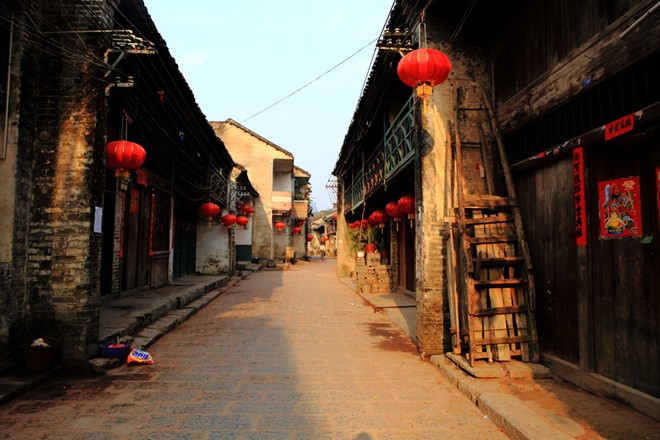 9. Làng chài cổ Hưng Bình: Ngôi làng chài hơn 500 năm lịch sử này đã đón cựu Tổng thống Mỹ Bill Clinton và phu nhân vào năm 1999. Người dân sinh sống chủ yếu bằng nghề đánh cá. Từ khi du lịch phát triển, công việc biểu diễn đánh cá bằng chim cốc cũng góp phần đem lại nguồn thu cho họ. Ảnh: Tripeekaboo.