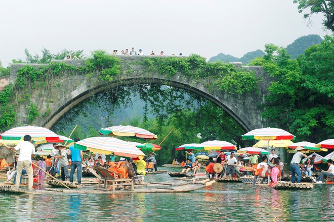 12. Sông Ngộ Long: Một nhánh sông Li gắn liền với truyền thuyết thần rồng vì lưu luyến cảnh đẹp Quế Lâm mà không muốn trở về trời, vì thế nằm lại khúc sông này, từ đó sinh ra tên gọi Ngộ Long, tức là “gặp rồng”. Du khách không nên bỏ qua chuyến du ngoạn trên bè tre, thử cảm giác “đổ thác” và xem nghệ thuật bắt cá bằng chim cốc. Ảnh: Lynn Đỗ.