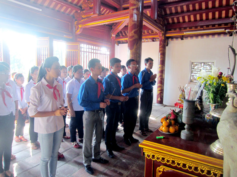 Các em học sinh đến dâng hương báo công với Bác tai khu đền thờ Bác Hồ (thuộc khu di tích lưu niệm Hồ Chủ tịch trên đảo Cô Tô). Ảnh do Huyện Đoàn Cô Tô cung cấp