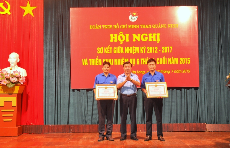 Đảng ủy Than Quảng Ninh đã tặng giấy khen cho 2 công trình chào mừng Đại hội Đảng bộ Than Quảng Ninh lần thứ IV