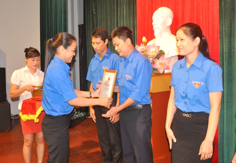Đoàn Than cũng đã khen thưởng 27/54 công trình thanh niên tiêu biểu 6 tháng đầu năm 2015.