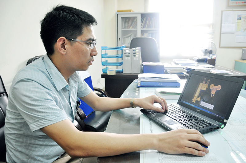 Kỹ sư Đào Ngọc Thao giới thiệu về quá trình chế tạo, lắp đặt hệ thống vận chuyển vật tư, vật liệu bằng puly cáp trên máy vi tính.
