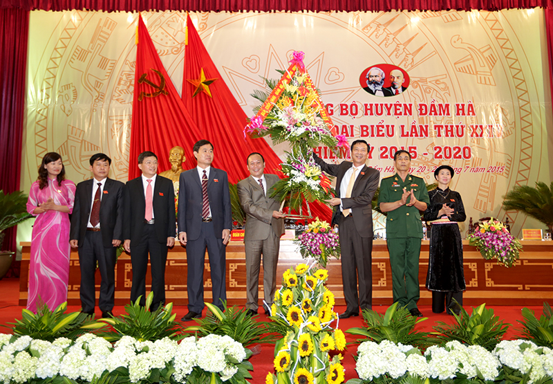 Đồng chí Nguyễn Văn Đọc tăng hoa chúc mừng Đại hội.