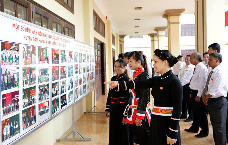 Các đại biểu xem triển lãm thành tựu của Đảng bộ qua nhiệm kỳ.