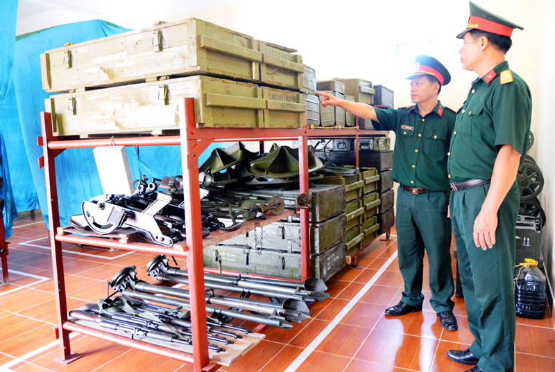 Cán bộ quản lý kho vũ khí của Ban CHQS TX Quảng Yên báo cáo tình trạng bảo quản, thông số kỹ thuật của vũ khí, trang bị kỹ thuật cho chỉ huy đơn vị.