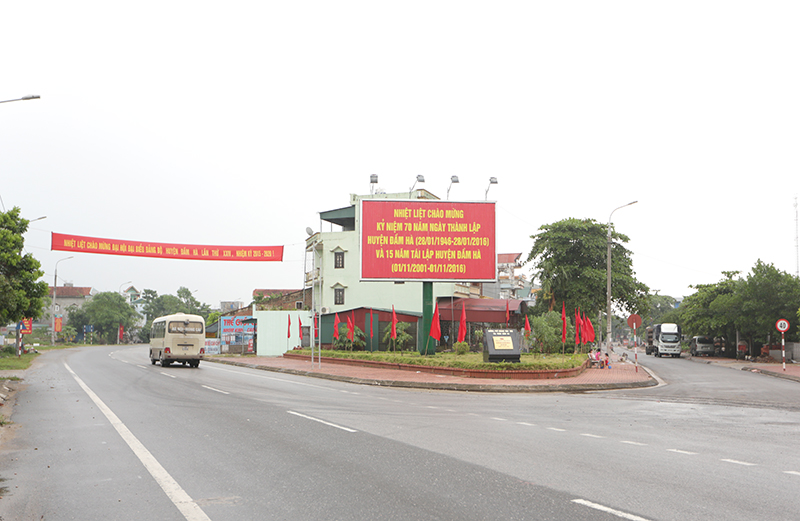Trên các tuyến đường, tuyến phố của huyện chăng cờ hoa, biểu ngữ chào mừng Đại hội Đảng bộ huyện.