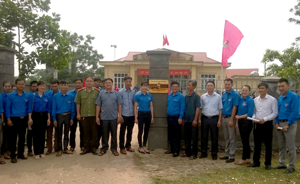 Gắn biển Công trình thanh niên xây dựng sân và tường bao nhà văn hóa thôn Tân Lương chào mừng Đại hội Đảng bộ huyện Đầm Hà lần thứ XXIV. 