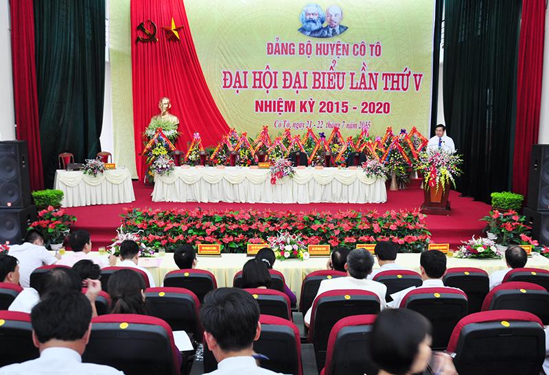 Đồng chí Hoàng Bá Nam, Bí thư Huyện ủy Cô Tô khóa V điều hành phiên họp đầu tiên của Ban Chấp hành Đảng bộ huyện Cô Tô nhiệm kỳ 2015-2020.