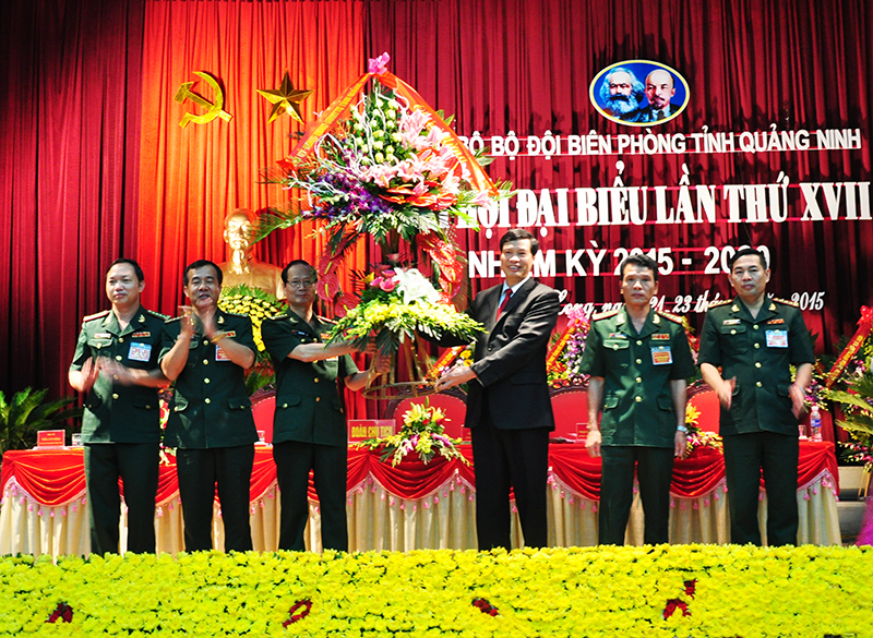 Đồng chí Nguyễn Đức Long, Phó Bí thư Tỉnh ủy, Chủ tịch UBND tỉnh tặng hoa chúc mừng Đại hội.