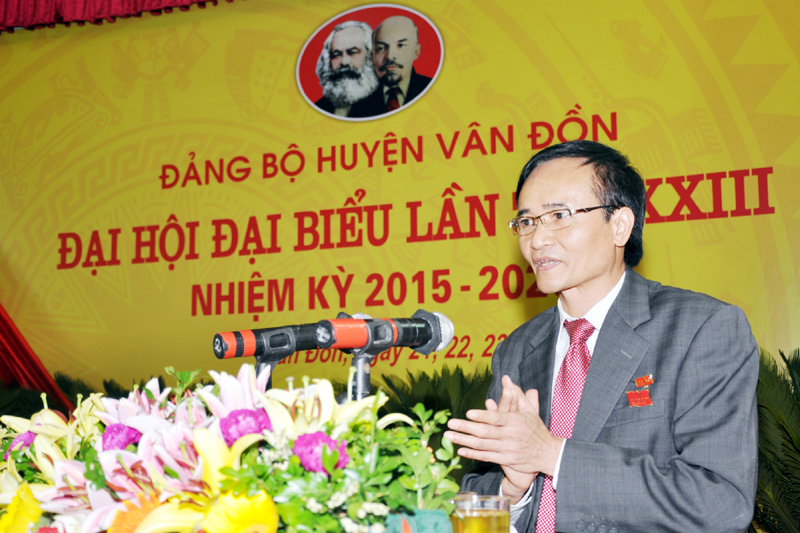 Đồng chí Đoàn Văn Chỉnh, Bí thư Huyện ủy Vân Đồn trình bày dự thảo báo cáo chính trị tại Đại hội.