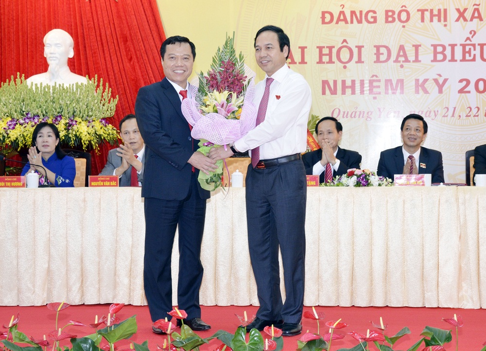 Đồng chí Nguyễn Văn Vinh được bầu giữ chức vụ Bí thư Thị ủy Quảng Yên nhiệm kỳ 2015-2020