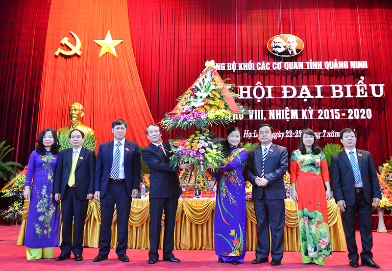 Đồng chí Đỗ Thị Hoàng, Phó Bí thư Thường trực Tỉnh ủy, Trưởng Đoàn ĐBQH tỉnh tặng hoa chúc mừng Đại hội.