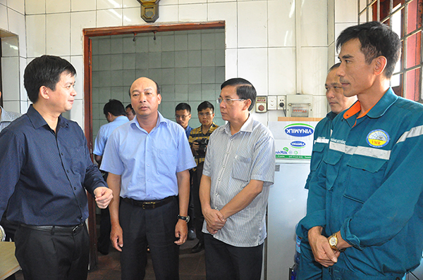 Đồng chí Lê Quang Tùng, Phó Chủ tịch UBND tỉnh trao đổi về công tác cứu hộ với lực lượng trung tâm cấp cứu mỏ.