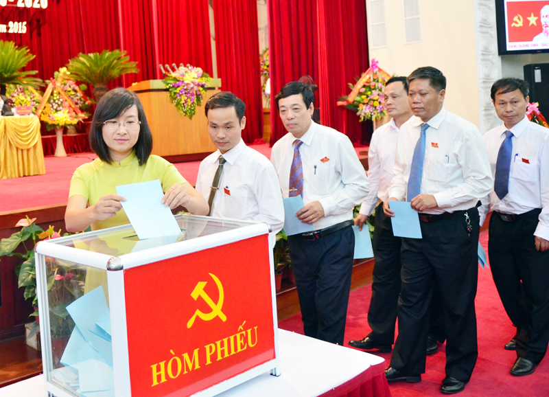 Đại biểu bỏ phiếu bầu BCH Đảng bộ Khối các cơ quan tỉnh nhiệm kỳ 2015-2020
