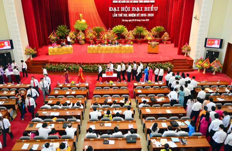 Các đại biểu tham gia bầu trực tiếp Bí thư Đảng bộ khối cơ quan tỉnh nhiệm kỳ 2015-2020 ngay tại Đại hội.