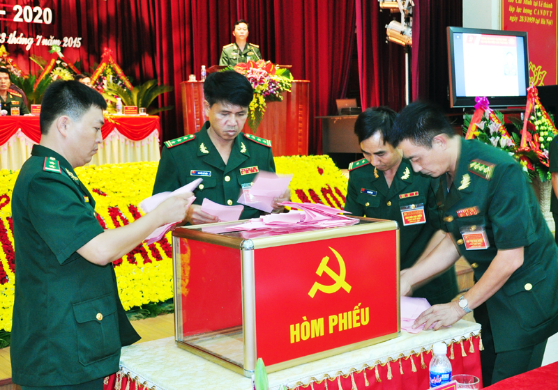 Bầu 17 đồng chí vào Ban Chấp hành Đảng bộ BĐBP tỉnh khoá mới