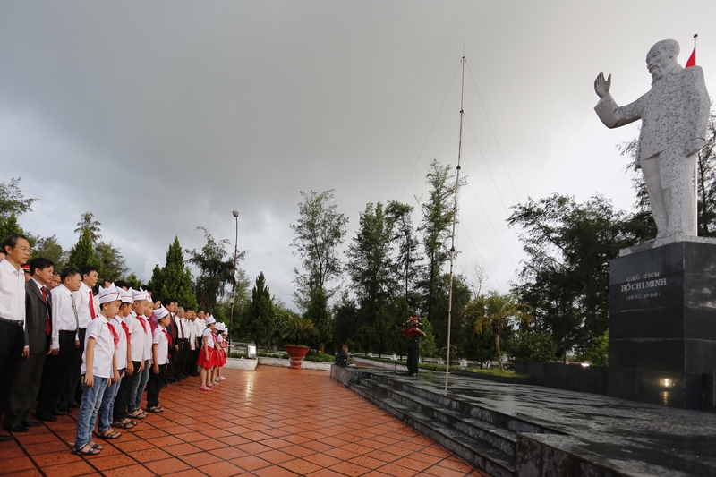 Các đại biểu dâng hương Tượng đài Chủ tịch Hồ Chí Minh trước khi tiến hành Đại hội.