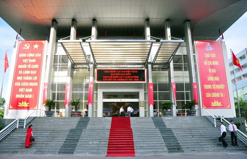 Trung tâm Tổ chức hội nghị tỉnh nơi diễn ra Đại hội đại biệu Đảng bộ Khối các cơ quan tỉnh nhiệm kỳ 2015-2020 được trang trí cờ hoa rực rỡ.