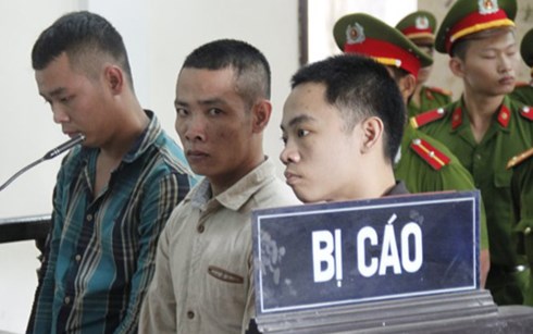 Các bị cáo Cao Xuân Thủy, Cao Xuân Thanh, Phạm Văn Phúc (từ trái sang) tại tòa - Ảnh: V.Đồng