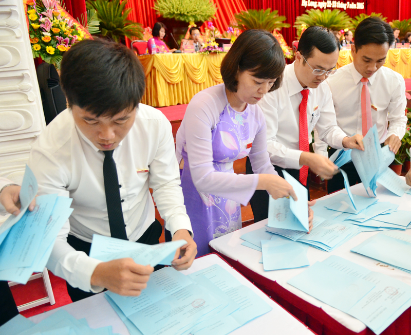 Các thành Tổ kiếm phiếu làm nhiệm vụ kiểm phiếu tại Đại hội.